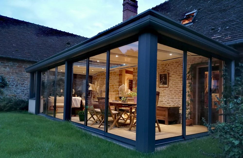 Véranda sur mesure installée par OMNIPRO en Belgique