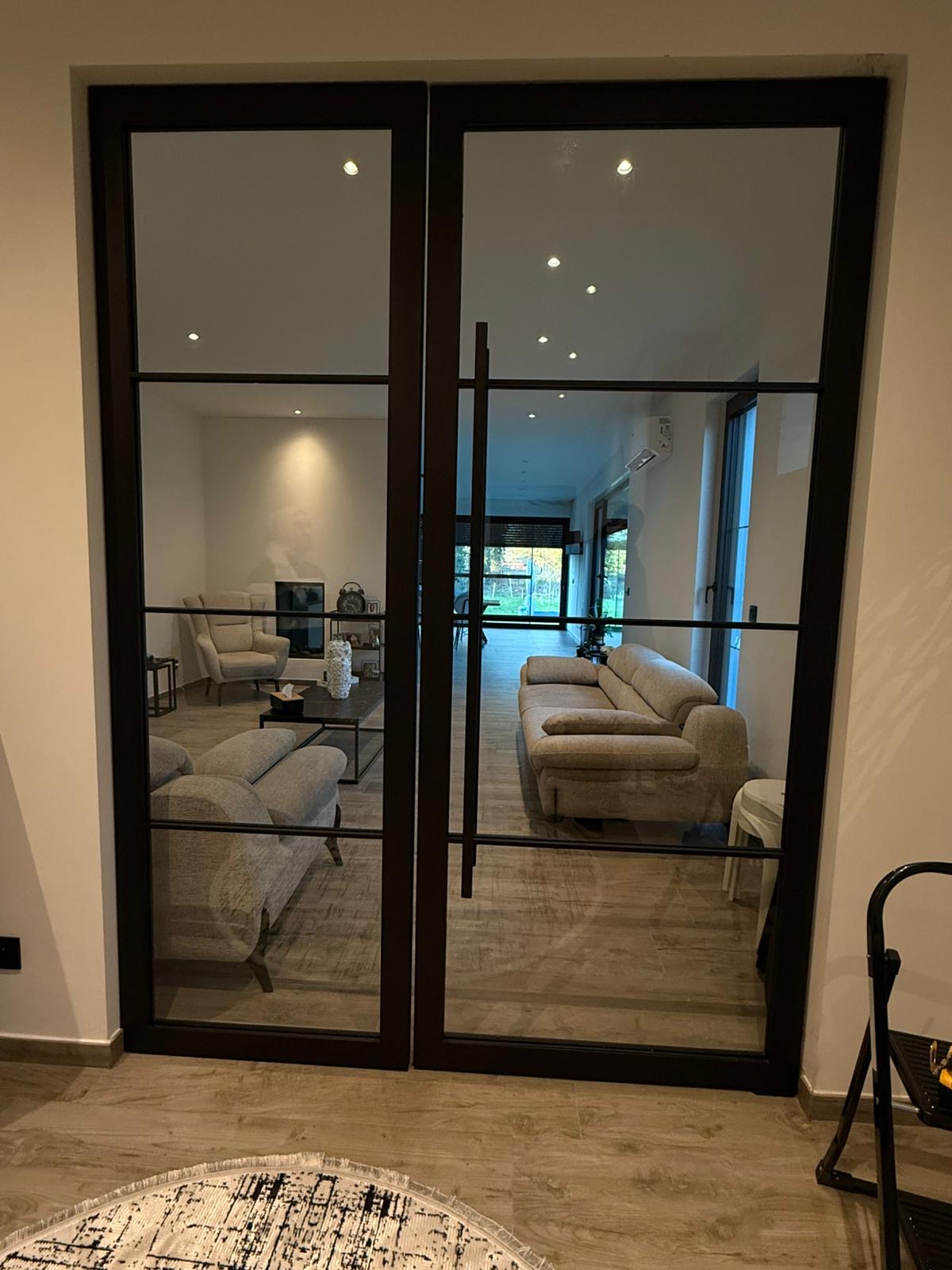 Porte intérieure moderne réalisée par OMNIPRO Services